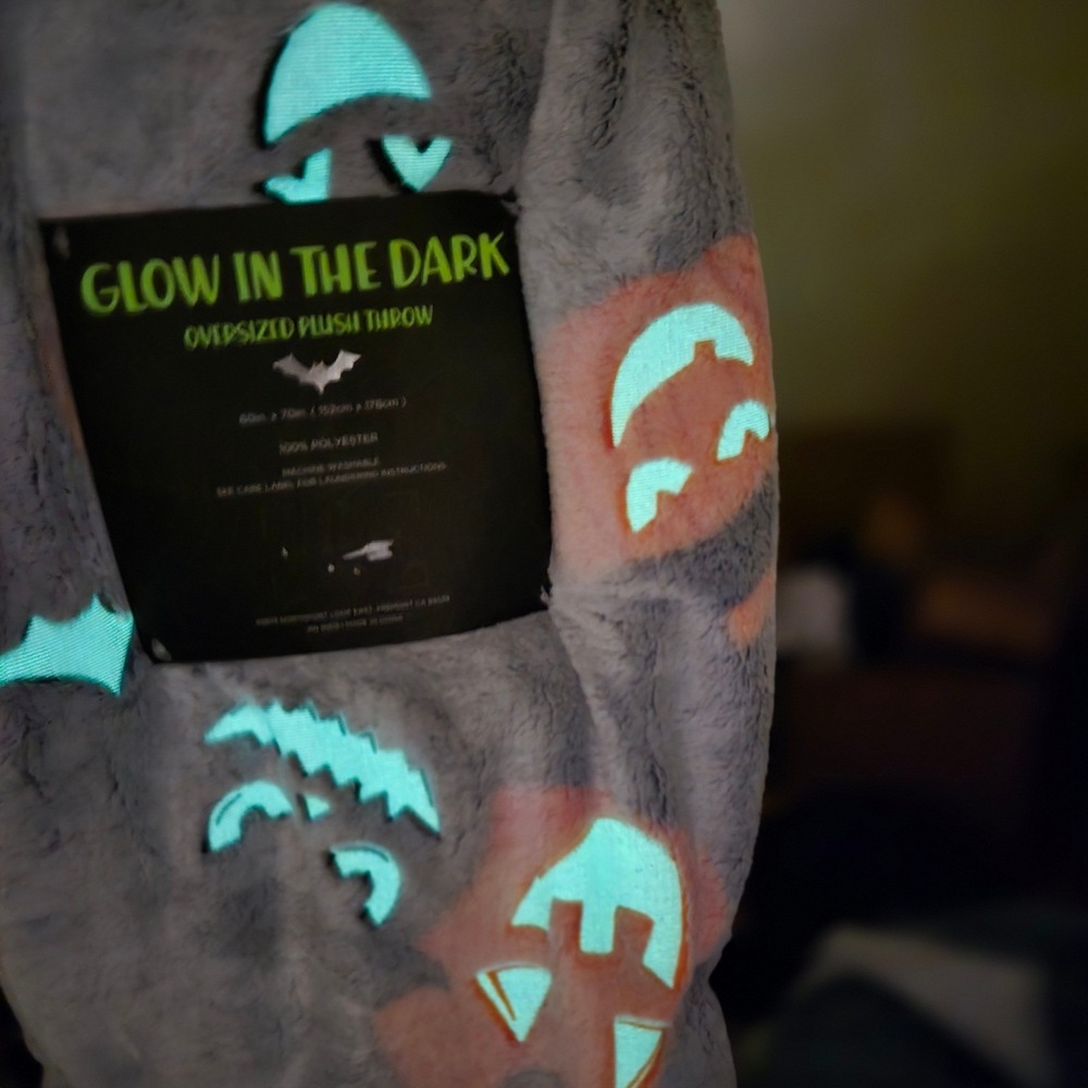 Urban Accents Plush Throw Unisex 60x70 Grey New Halloween Glow in the Dark Pug